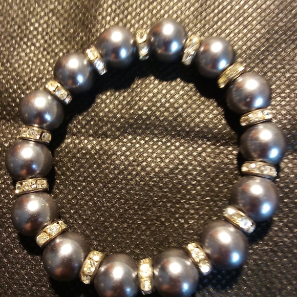 Bracelet with Smokey Gray faux pearls and Clear Crystals - Picture 3 of 4